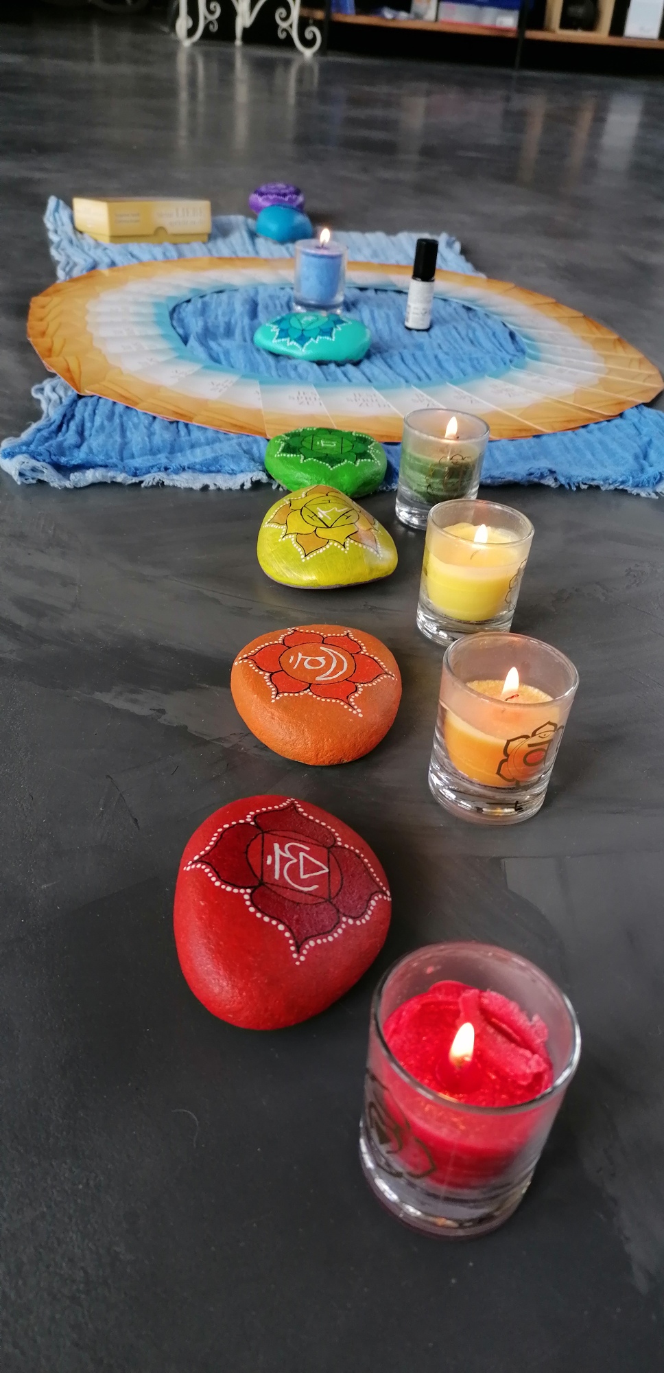 Bemalte Chakra-Steine
